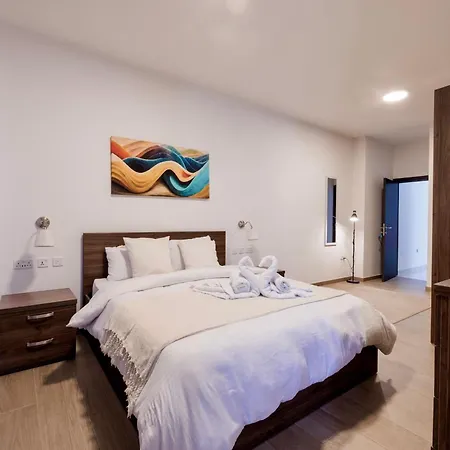 Superb 3 Bed Penthouse With Large Terrace Apartment *