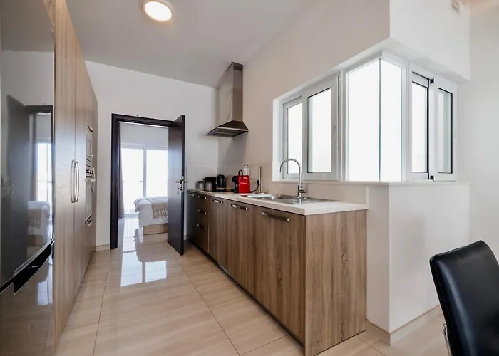 Superb 3 Bed Penthouse With Large Terrace *